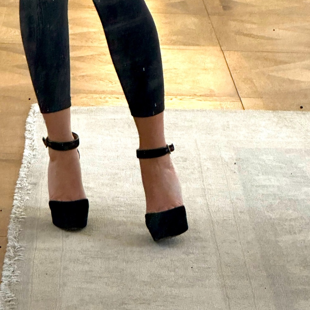 Jimmy Choo Velvet platform heel SIZE 36.5. Fits me and I’m classic 37
